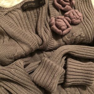 Knit sweater with flower appliqué